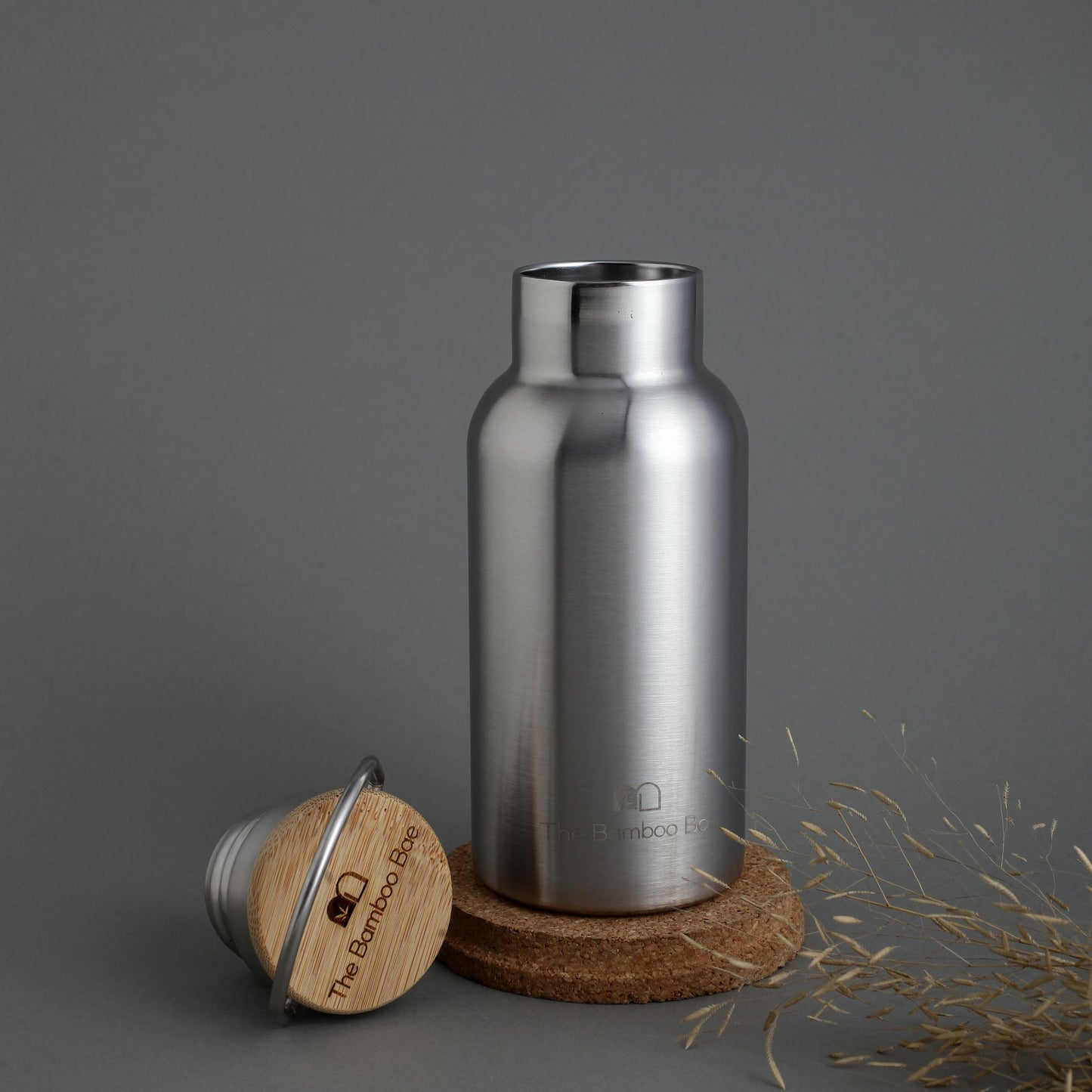 Durable and reusable thermos bottle – sleek eco-friendly design for hot and cold beverages.