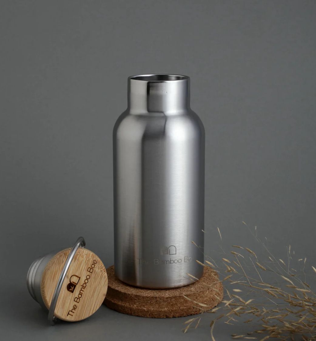 Durable stainless steel thermos bottle with natural bamboo lid – eco-friendly, reusable, and perfect for hot or cold drinks.