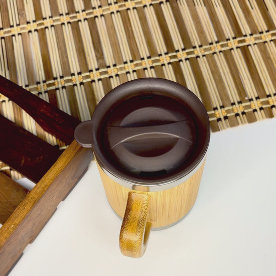 Eco-friendly bamboo mug with stainless steel inner wall – leak-proof reusable tumbler for hot and cold drinks.