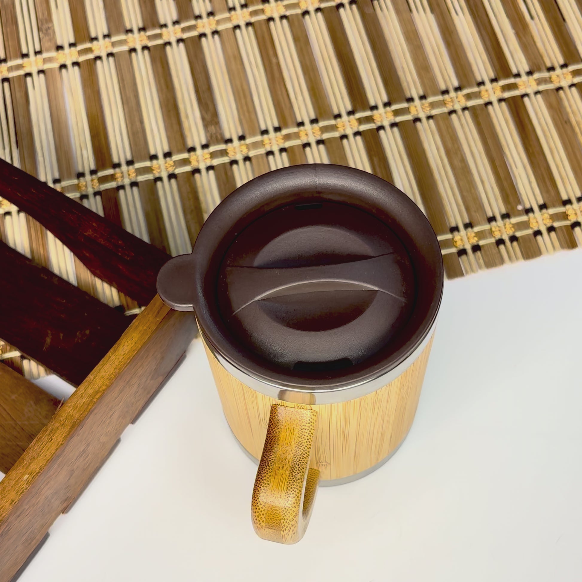 Eco-friendly bamboo mug with stainless steel inner wall – leak-proof reusable tumbler for hot and cold drinks.
